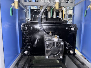 PLC pompa Motor motoru içeren yarı otomatik 1800bph şişe yapma makinesi 4 boşluklu PET şişe üfleme makinesi konveyör - Product Image 6