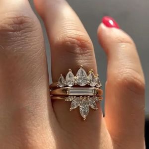 Anillo de compromiso de lujo con diamante cultivado en laboratorio de 2.5 quilates, diseño de corona, con diamantes en forma de pera y baguette, en oro amarillo, joyería fina. - Product Image 5