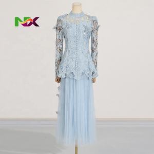 <span class=keywords><strong>Conjunto</strong></span> de <span class=keywords><strong>Dos</strong></span> <span class=keywords><strong>Piezas</strong></span> para <span class=keywords><strong>Mujer</strong></span>: Top de Encaje Sólido con Bordado y Falda Maxi de Malla con Botones - Product Image 2