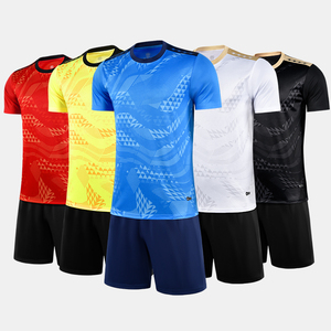 Maillot d'entraînement de football uni pour hommes en gros 2025, polyester à séchage rapide, uniforme de football personnalisé à 100% - Product Image 1