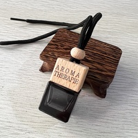 Flacon diffuseur de parfum en verre carré avec finition mate et capuchon en bois pour voiture et usage domestique