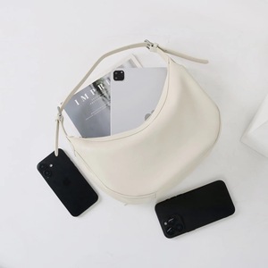 Bolso de Hombro Tipo Hobo de Media Luna, Hecho a Medida, de Cuero Curtido Vegetal, Ecológico, Impermeable, con Cierre de Cremallera - Product Image 6