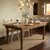Table rustique en pin massif de style farmhouse avec pieds tournés classiques pour location événementielle de mariages et mobilier de banquet