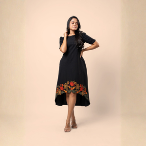Vestido Midi de Algodón Elegante de Primera Calidad con Bordado Floral y Dobladillo Asimétrico Negro - Product Image 6