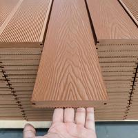 Dalles de terrasse emboîtables carrées en WPC (bois composite) résistantes aux UV pour extérieur