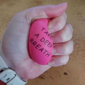 Jouet anti-stress amusant en mousse souple avec logo du fabricant, idéal comme cadeau promotionnel ou ballon publicitaire personnalisé. - Product Image 4