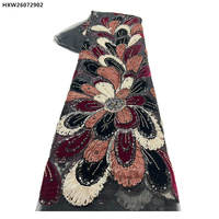 Tissu en dentelle française brodé de sequins et de perles à motif plumes de paon romantiques, tissu en tulle de luxe floral lourdement perlé