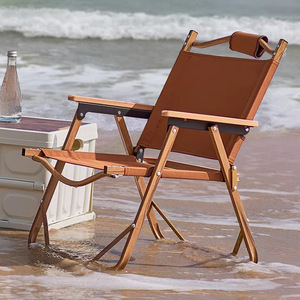 Chaise de plage pliante avec structure en bois et tissu marron pour une utilisation en extérieur à la plage - Product Image 1