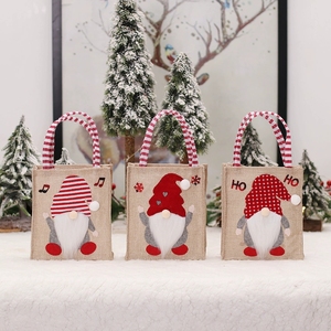 Juego de Bolsas de Regalo Navideñas de Estilo Escandinavo, Bolsas de Arpillera Reutilizables con Diseños de Muñecos sin Rostro y Gnomos para Regalos Navideños - Product Image 1