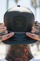 Grosir topi pinggiran datar 6 Panel kustom Logo tambalan karet kualitas tinggi topi Snapback tali lubang potong Laser Gorras poliester abu-abu