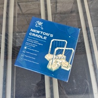 Péndulo de Newton con Base de Plástico Dorado de Cuatro Pétalos, Bola de Impacto, Regalo Creativo, Adorno Moderno de Diseño Simple para Oficina y Hogar