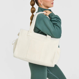 LE PETIT RUISSEAU Sac fourre-tout d'épaule unisexe de luxe en fausse fourrure Sherpa blanche imperméable avec une capacité de plus de 3L - Product Image 2