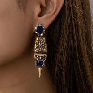 Boucles d'oreilles clous vintage de luxe léger et de niche, style Court Wind-Sand Gold, avec perle coquillage et motif Dieu de la Richesse, pour la main gauche - Product Image 1