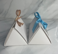 Individuell Bedruckte Geschenkbox aus Recyclingmaterialien mit Matter Oberfläche, Elegantem Goldfolien-Logo und Runden Griffen für Hochzeiten und Süßigkeiten