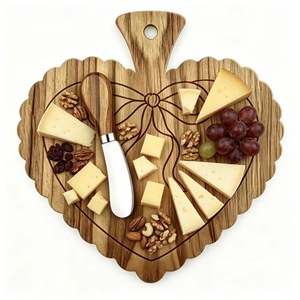 Juego de Tabla de Quesos de Madera de Acacia en Forma de Corazón con Diseño Tallado de Lazo y Espátula para Mantequilla para Servir con Estilo Gourmet - Product Image 1