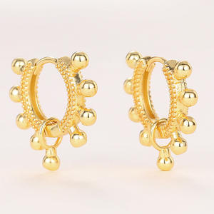 Orecchini a Cerchio Placcati Oro con Design a Sfera, Orecchini a Perno in Lega alla Moda, Gioielli Unisex di Tendenza per l'Uso Quotidiano - Product Image 1