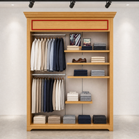 Vitrine de présentation en fer à grain de chêne avec moulure de couronne, cadre de signalétique rouge et étagères décalées pour la vente au détail et la vente en gros