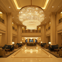Grands lustres en cristal en acier inoxydable personnalisés avec commande par interrupteur LED pour usage intérieur, idéaux pour l'éclairage des halls d'hôtel et des salles de banquet