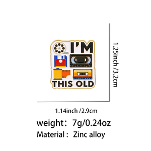 I'm THIS OLD Épinglette en émail 3D nickel noir avec citation rétro, unisexe, pour badges, sacs à dos, vêtements, accessoires et bijoux de mode - Product Image 3