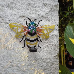 Lámpara de Pared Metálica con Diseño de Abeja, Moderna, con Energía Solar, LED de Colores, para Jardín, Patio, Valla, Decoración Exterior - Product Image 1