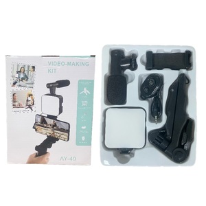 Set Essenziale per Streaming <span class=keywords><strong>Live</strong></span> e Fotografia: Mini Luce di Riempimento con Microfono e Asta Selfie Regolabile, CRI 95, 6500K Luce Bianca Fredda - Product Image 2