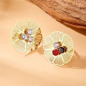 แหวนผู้หญิงสแตนเลสชุบทอง 18K ดีไซน์ดอกไม้ฉลุลายสีสันสดใส สไตล์โรแมนติก - Product Image 1