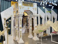 Arche de mariage de style palais blanc et or de luxe baroque européen pour la décoration d'événements et les entreprises de location