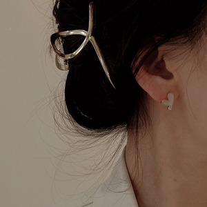 Boucles d'oreilles asymétriques pour femmes, petites et exquises, motif roses blanches, style rétro, accessoires d'amour - Product Image 1