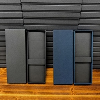 Boîte à cravate personnalisée en carton rigide gris, texture papier spécial, avec plateau intérieur noir ou bleu marine pour cravates longues