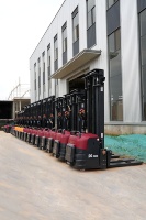 Chariot élévateur à palettes électrique, hauteur de levage 1,6 m, capacité 3,5 T, batterie lithium-ion, système hydraulique, mât à trois étages pour