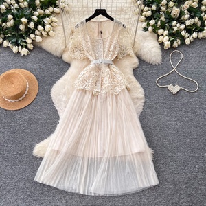 Robe longue plissée d'été à col rond pour femme, style tunique, avec patchwork et dentelle - Product Image 1