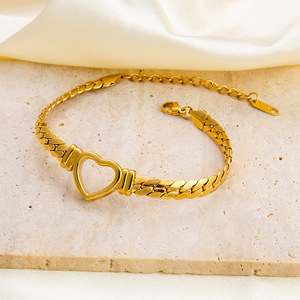 สร้อยข้อมือสแตนเลสทรงหัวใจ ชุบทอง 18K ดีไซน์เรียบง่ายสำหรับผู้หญิง สวมใส่ได้ทุกวัน - Product Image 1