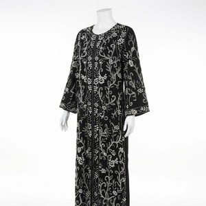 Robe kaftan noire et argentée pour femme, avec détails brodés faits main, silhouette fluide et élégante - Product Image 3