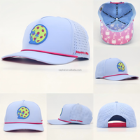 Gorra de Béisbol Deportiva de Poliéster Impermeable de 5 Paneles con Logotipo de PVC OEM al por Mayor, Gorra de Golf con Cuerda Perforada Cortada con Láser para Hombre
