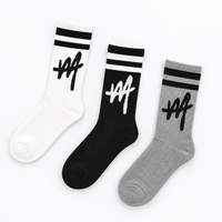 Chaussettes côtelées blanches personnalisées, longueur mi-mollet, avec doubles bandes noires, logo tricoté style écrit à la main, chaussettes de sport décontractées couleur personnalisée
