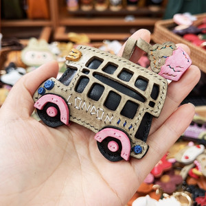Porte-clés en cuir de <span class=keywords><strong>vachette</strong></span> véritable ciré italien importé, fait main, en forme de bus à deux étages 3D, de la marque Weilei - Product Image 2