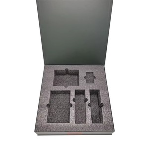 Caja de Regalo Plegable de Cartón Rígido Negro Mate Personalizable y Reciclable con Cierre Magnético e Insertos de Espuma - Product Image 4