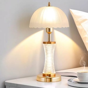 Lámpara de escritorio de cristal plisado de lujo estilo francés con control táctil LED para dormitorio, estudio, ambiente, base de cristal con carga para teléfono - Product Image 4