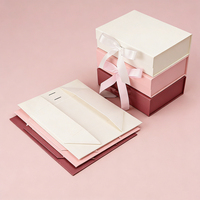 Boîtes cadeaux rigides en papier rose mat, matériaux recyclés, avec poignée, emballage de vêtements pliables de luxe sur mesure