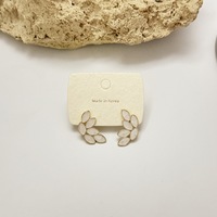 JINYOU Boucles d'oreilles clous tendance en laiton doré pour femme, forme papillon avec pierre de coquillage, idéales pour les fêtes et les mariages