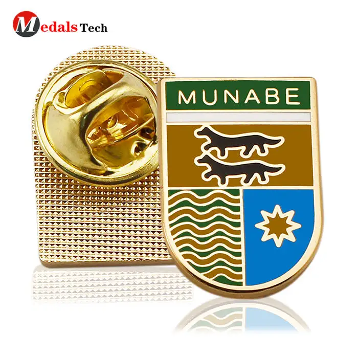 2023 hot football club souvenir pins customized gold plated metal badge