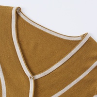 Fabricant de pull en tricot personnalisé Vêtements d'hiver simples Kaki Pull en maille côtelée à manches longues à rayures et col en V pour femmes
