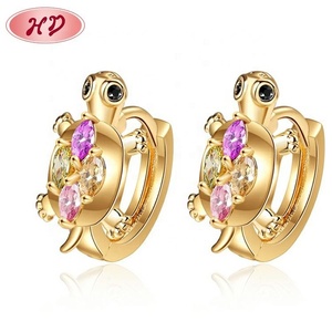 Pendientes de Aro Huggie con Forma de Tortuga Chapados en Oro y Circonita Cúbica para Mujer, Joyería de Oreja Pequeña con Cristales de Animales Coloridos - Product Image 1