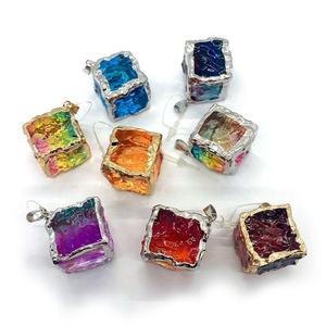 Pendentif cube de cristal arc-en-ciel écrasé |   Breloque carrée en pierre précieuse à dégradé irrégulier avec bords électroplaqués pour la fabrication de bijoux DIY - Product Image 5