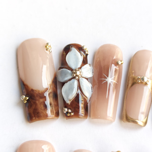 <span class=keywords><strong>Uñas</strong></span> Postizas <span class=keywords><strong>de</strong></span> Lujo Vintage Hechas a Mano en Color Ámbar <span class=keywords><strong>con</strong></span> <span class=keywords><strong>Flores</strong></span> en Relieve 3D y Lámina Dorada Estilo Francés <span class=keywords><strong>con</strong></span> Cobertura Total y Pegamento - Product Image 1