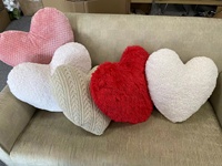 Vente en gros d'urnes, coussin en peluche en forme de cœur décoratif blanc et rose personnalisé