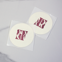 Autocollant de marque rond beige texturé de luxe, logo rose en relief, étiquette crème en rouleau pour emballage de boutique et de bijoux