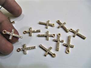 Tiny Holy Cross CZ Pendant Charm aproximadamente 1 pulgada de largo Vendido por pieza Tarifas al por mayor - Product Image 5