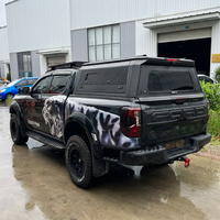 Capote de benne de pick-up en verre noir fendu en deux, en attente de confirmation