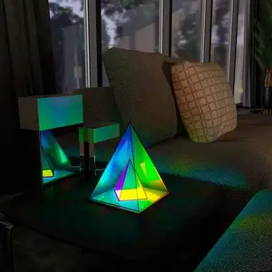 I più venduti 2023 nuovo arrivo mobili lampada da scrivania a LED lampada da tavolo in colore acrilico piramide cubo ornamento luci da scrivania